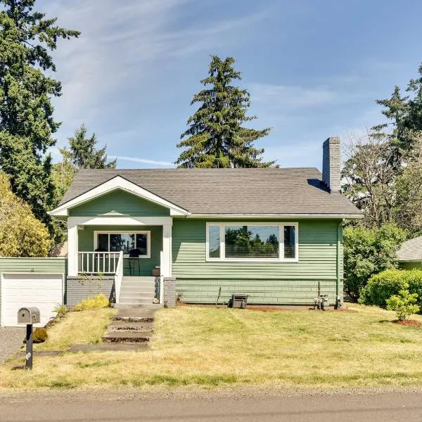 Charming Portland Home, Walk to Light Rail!, khách sạn ở Milwaukie