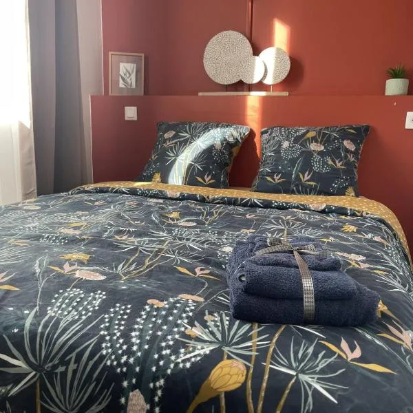Au repos de la Croix Rouge - Studios et Apt tout équipés - proche gare, hotel in Châtellerault