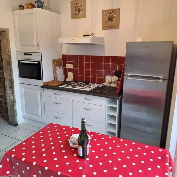 Maison en pierre proche mer, commerces et bus, hotel a Pordic