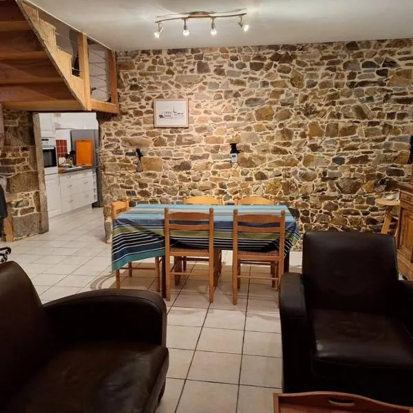 Maison en pierre proche mer, commerces et bus, hotel din Pordic