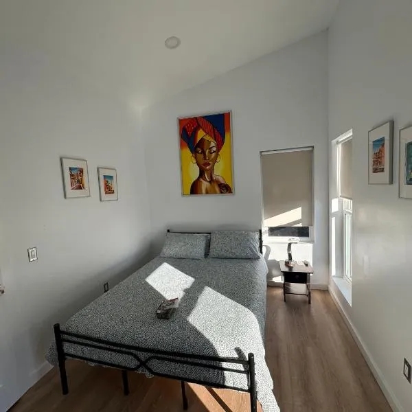 Private room in west Seattle Cartagena inspired, hotel in Seattle
