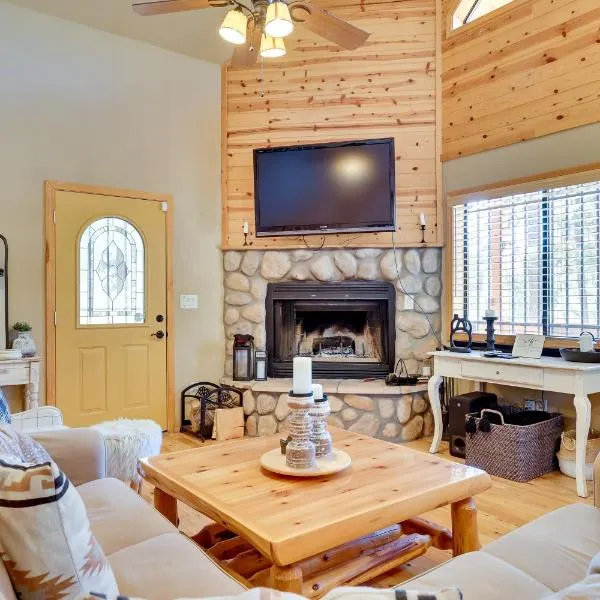 Dog-Friendly Nutrioso Cabin with Wraparound Porch!, hotel v destinaci Nutrioso