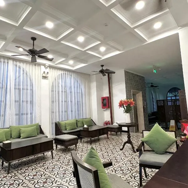 Wanderlust Hotel, hotel in Ấp Long Sơn