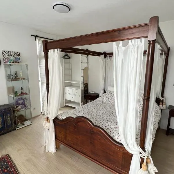 Two nice rooms in residential area with private bathroom, hotel v destinaci Almere