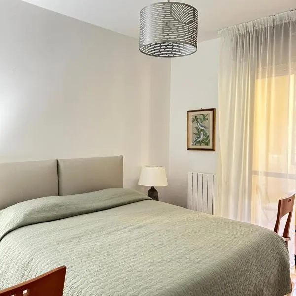 Casa vacanze 1702, con la camera matrimoniale con il bagno privato e un soggiorno comune, hotel v Miláně