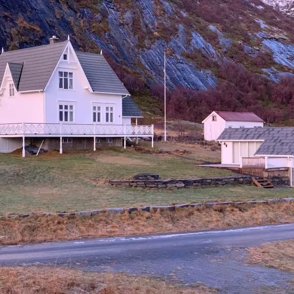 Nydelig landsted på vakre Nesland i Lofoten, hotel in Kvalvik