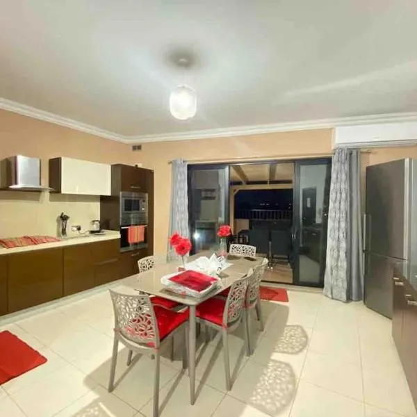 2 Bedroom Penthouse with country and sea views, khách sạn ở Marsaskala