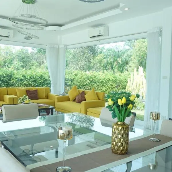 CoaSea Pool Villa - 3 Bedrooms 3.5 Bathrooms, hotel in Chumphon
