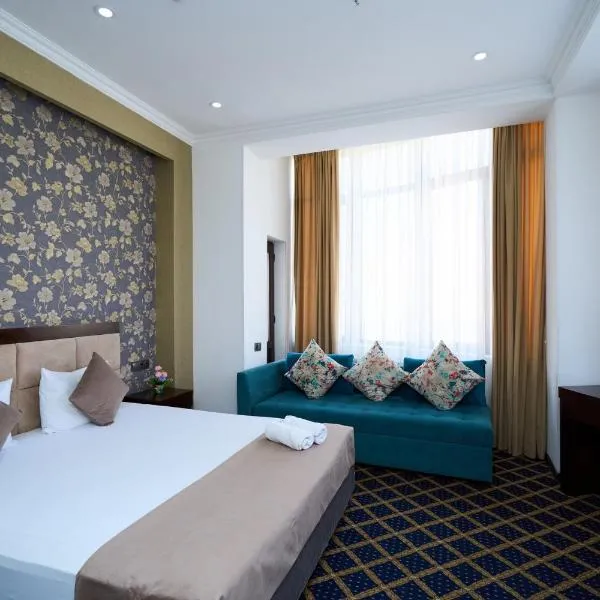 Corniche City Inn, hotel sa Qaraçuxur