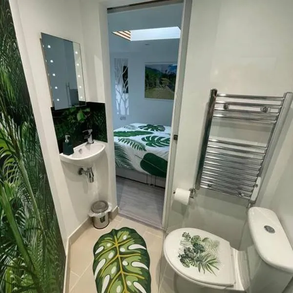 Cosy Jungle Cabin With Bathroom, hotel v destinaci Bircotes