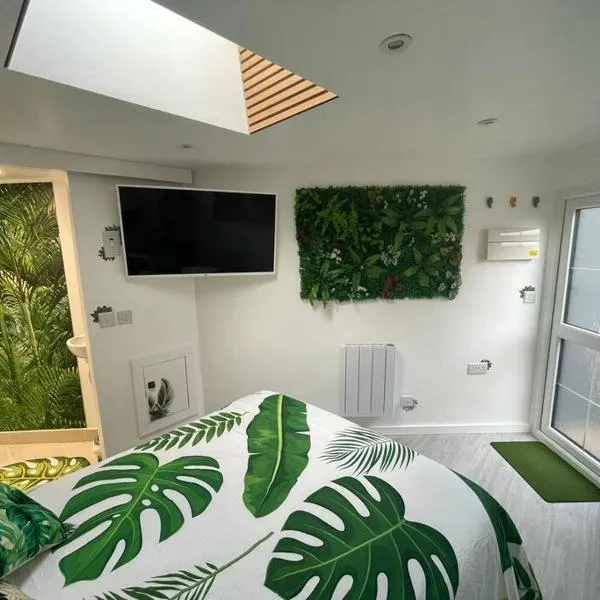 Cosy Jungle Cabin With Bathroom, hotel in Bircotes