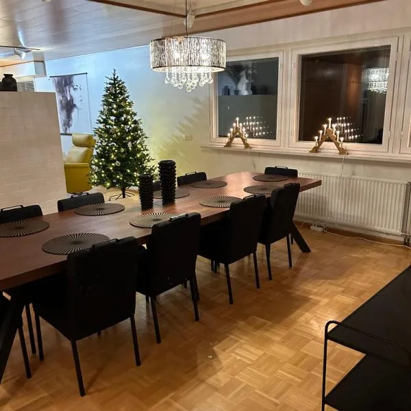 Villa Mänty 200 m2 Arkkitehdin suunnittelema kaupunkikoti rauhallinen sijainti Sauna autokatos, hotel in Seinäjoki