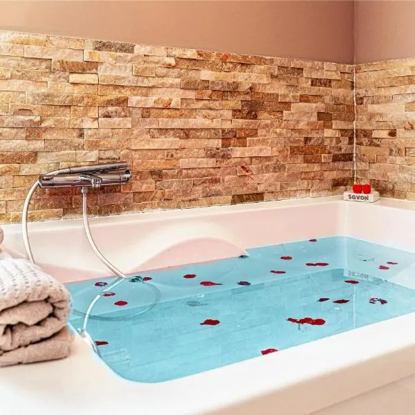 Studio Love room Spa Baignoire double La Ciotat Centre port, hotel in La Ciotat