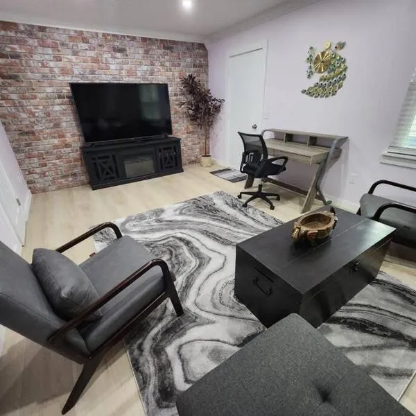 Modern Island Serenity!-Pet-Friendly villa, hotel v destinaci Hilton Head Island