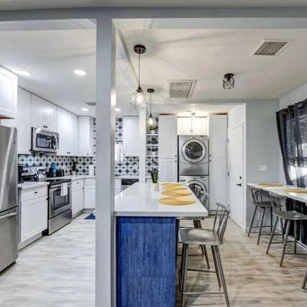 Modern Home-Downtown-3 Bedroom- King Bed, отель в Финиксе