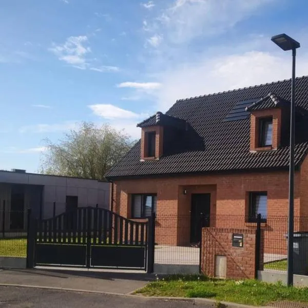 Maison individuelle, campagne, 3 chambres, baignoire balnéo 2 places, готель у місті Genech