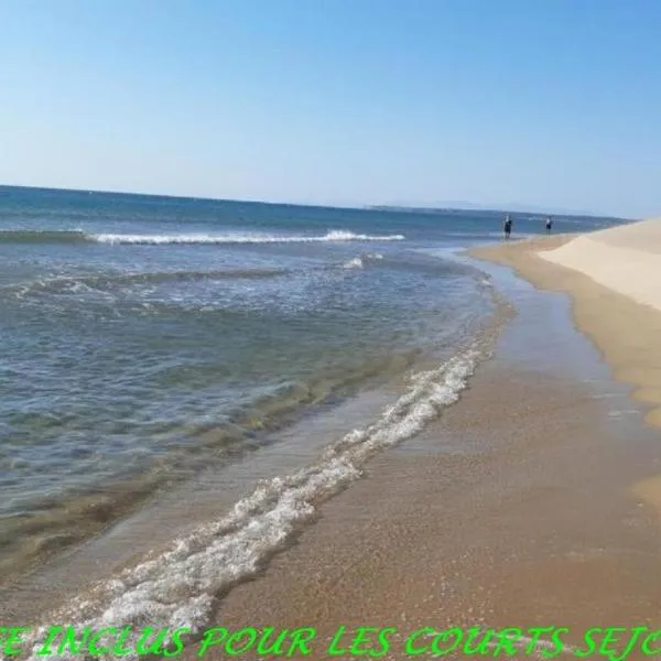 Juste à côté de la plage, wifi, отель в Пор-ла-Нувель