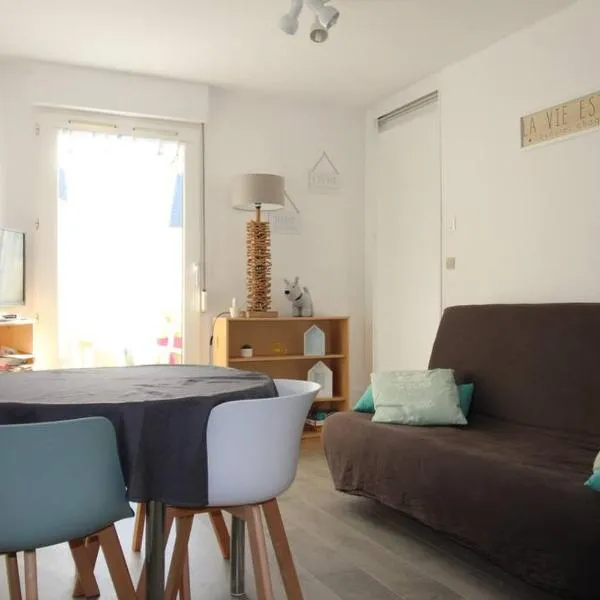 T2 perros guirec Plage de trestraou label 2*, hotel in Perros-Guirec