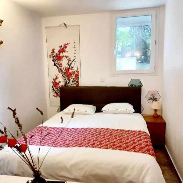 3 private rooms shared flat in a villa at Sceaux 600m RER B direct to Notre-Dame, מלון בסו