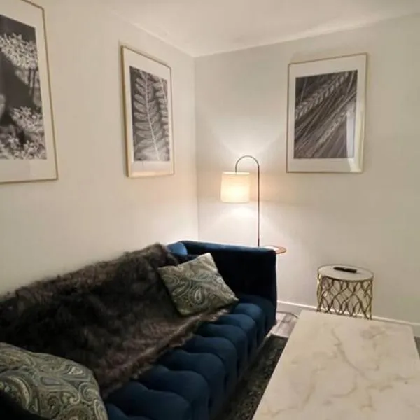 Classy single family house, walk to St Boniface, hotel v destinaci Winnipeg