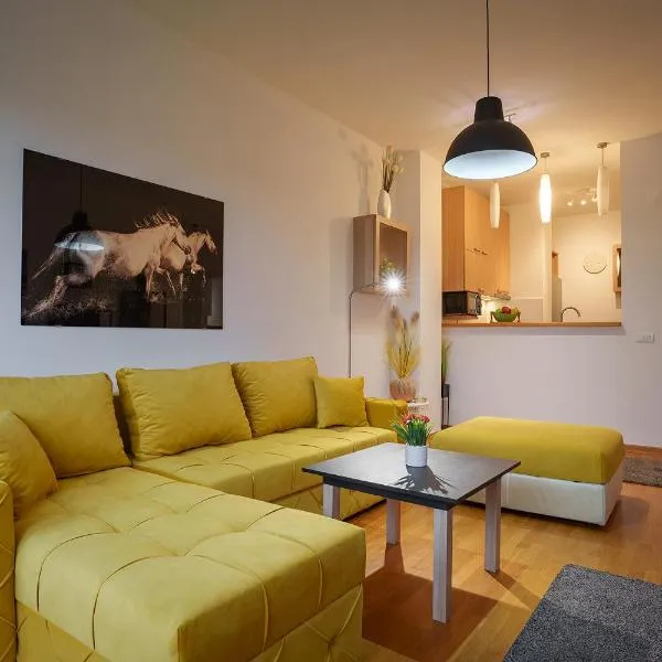 Yellow Lux apartment, hótel í Novi Beograd