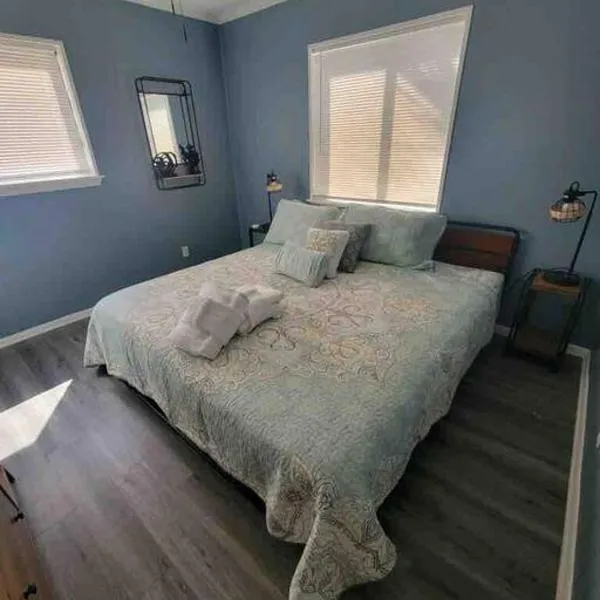 2022 Renovated 2-bdrm cozy, lovely condo w/parking!, hotel v destinaci Hilton Head Island
