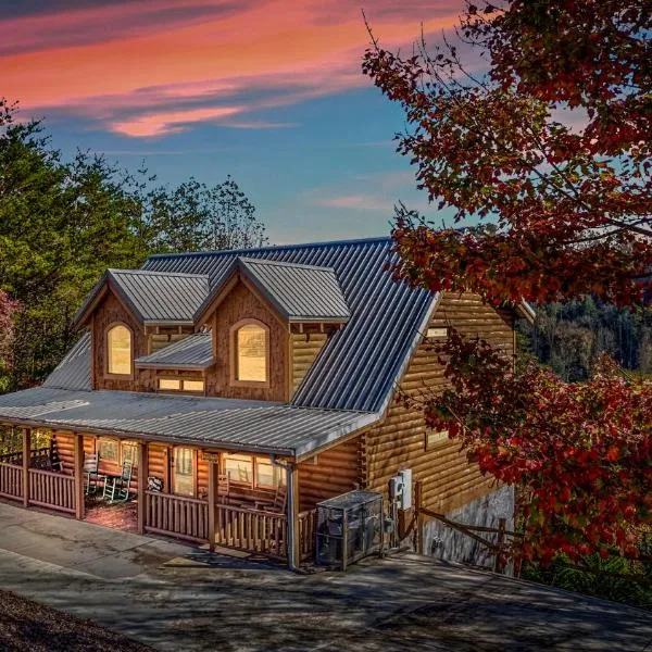 Bearfoot Pines - True Log Cabin - Wi-Fi, Hot Tub, Fishing, Deck with views! - Mins to PF: Sevierville şehrinde bir otel