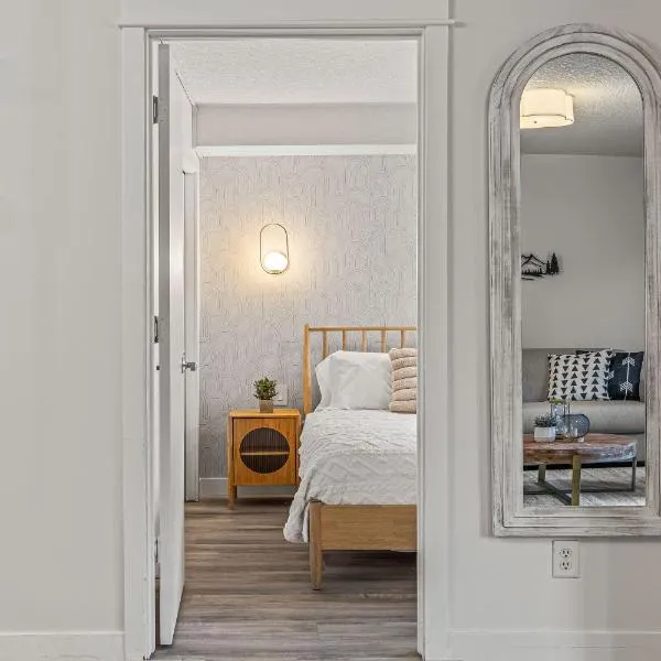W116 NEW! Central Canmore- Whimsical Mountain Retreat, hotel in Canmore