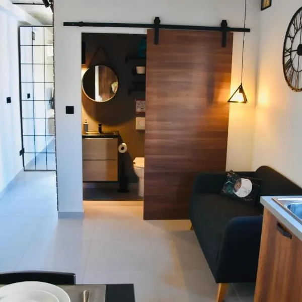 Chic Penthouse industrial-style, hotel in Mosta