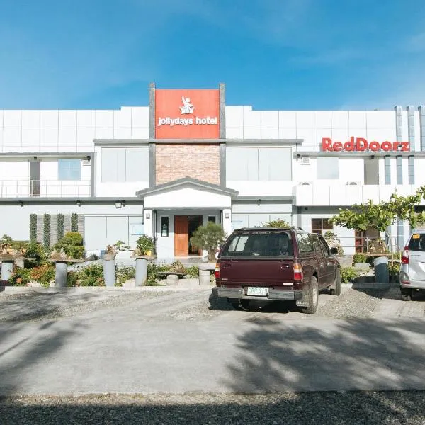 RedDoorz Plus @ Jollydays Hotel Nueva Ecija、Balanteのホテル