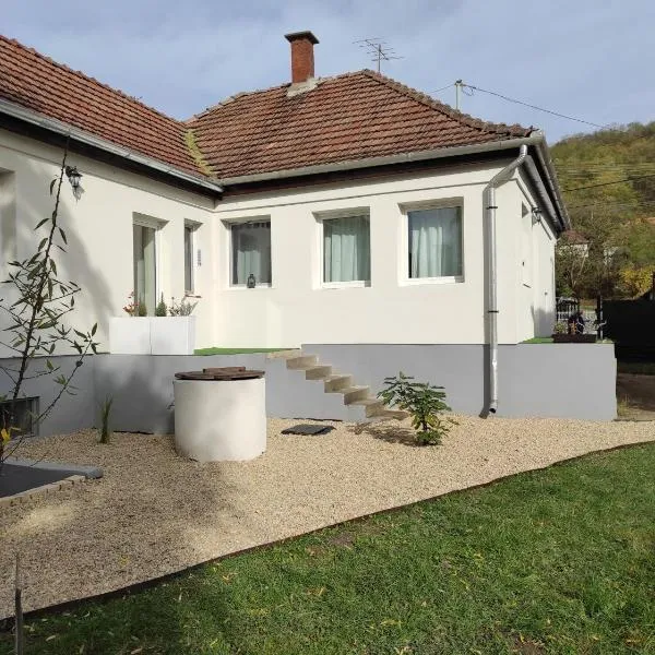 Szomolyai Vadvirág vendégház, hotel v destinaci Szomolya