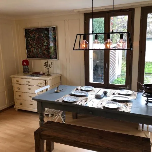 Simple Flat 64m2 Center private Parking SMALL BATHROOM, hotel in Burgdorf