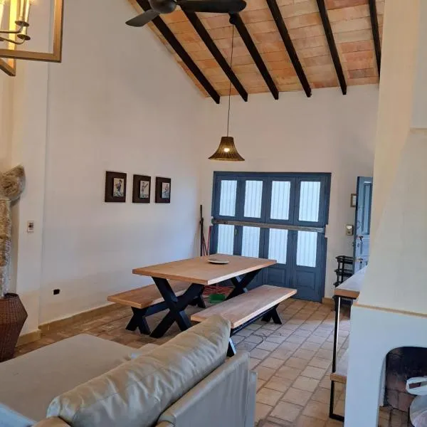Casa colonial a metros del arroyo Piribebuy, hotel v destinaci Piribebuy
