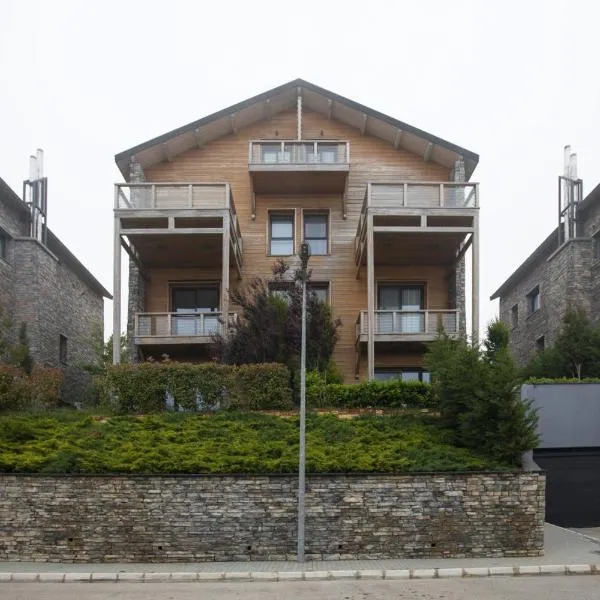 Gloom 3-BR Apt in Tilal Faqra, hotel v destinaci Kfardebian