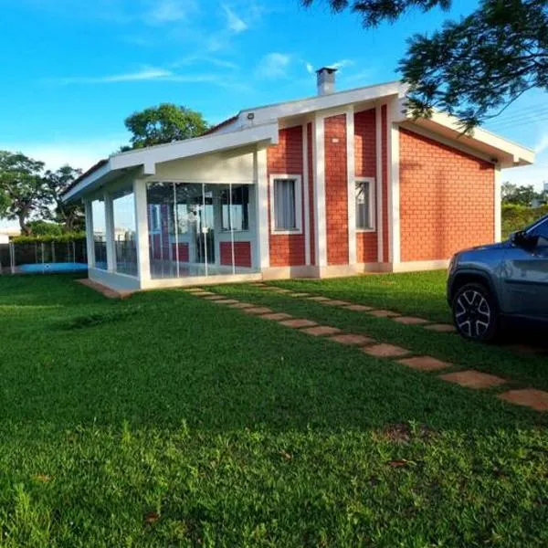 Riviera de Santa Cristina III, piscina e represa, tijolinho vermelho, מלון בPalmeiras