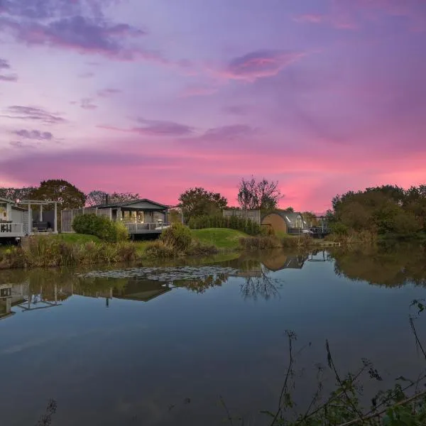 Choller Lake Lodges - Primrose Cabin With Private Hot Tub, hotel in Arundel