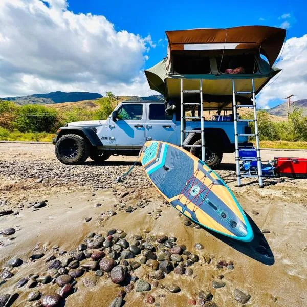 Explore Maui's diverse campgrounds and uncover the island's beauty from fresh perspectives every day as you journey with Aloha Glamp's great jeep equipped with a rooftop tent, hotel en Haiku