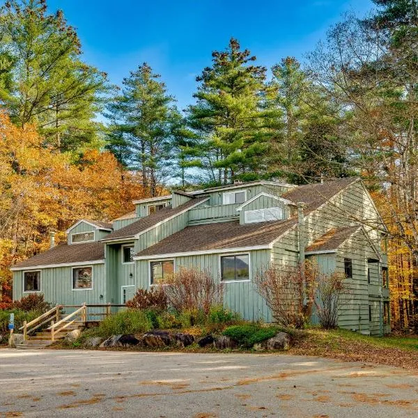Spacious Bartlett Condo with Balconies and Pool!, hótel í Bartlett