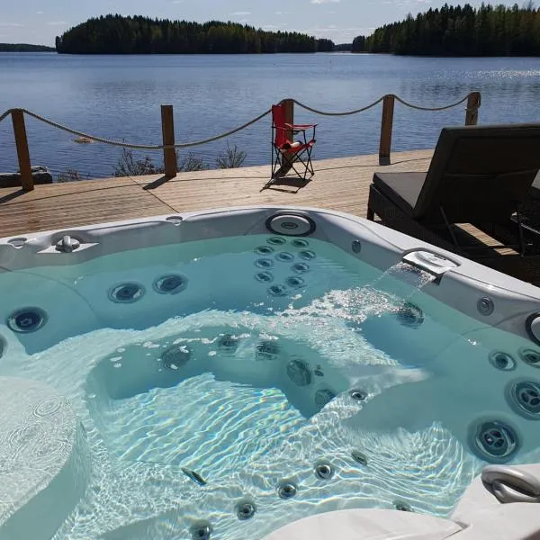 Stunning log cabin 45m2 on the shore of Kallavesi., khách sạn ở Kuopio