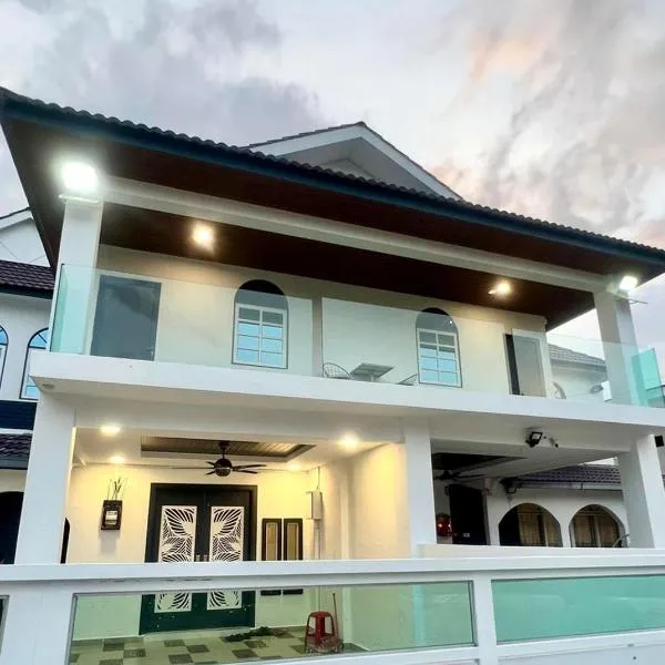 Three Homestay, hotel v destinaci Perai