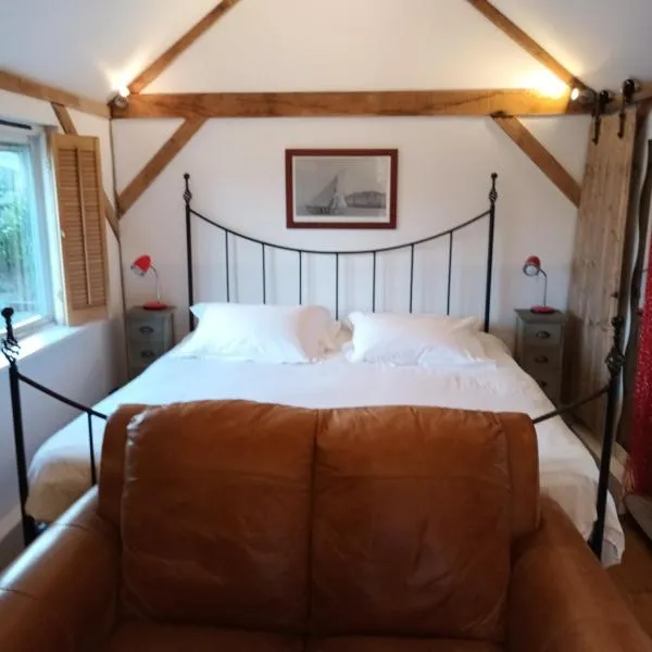 The Music Room - Kingsize Double - Sleeps 2 - Quirky - Rural, hotel a Haslemere