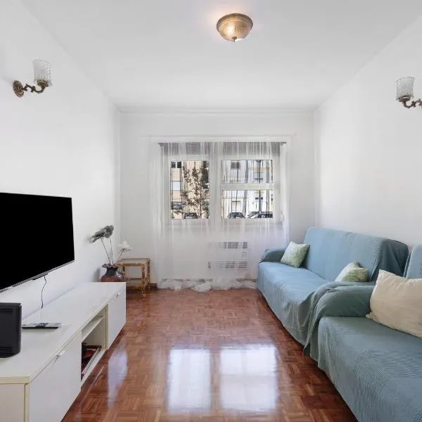 Cozy and Vintage Apartment, hotel di Carcavelos