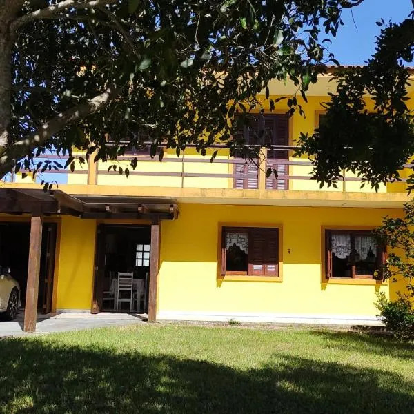 Casa de praia para família - 3 quartos - acomoda até 10 pessoas, hotel in Cidreira