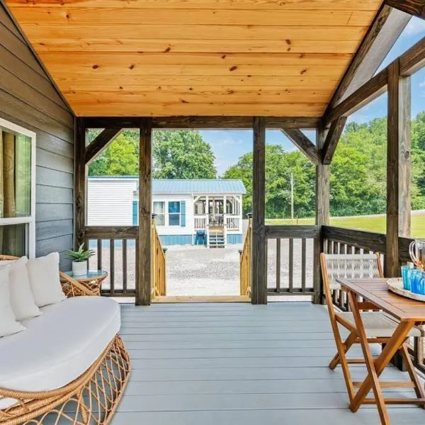 5 Cozy Casita Lux Tiny House, Firepit, 5 Mins To Downtown Guntersville, hotel v destinaci Guntersville