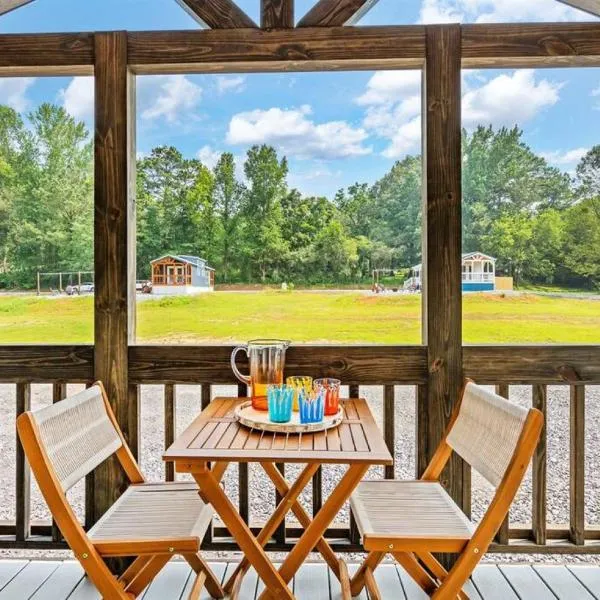 5 Cozy Casita Lux Tiny House, Firepit, 5 Mins To Downtown Guntersville, hotel v destinaci Guntersville