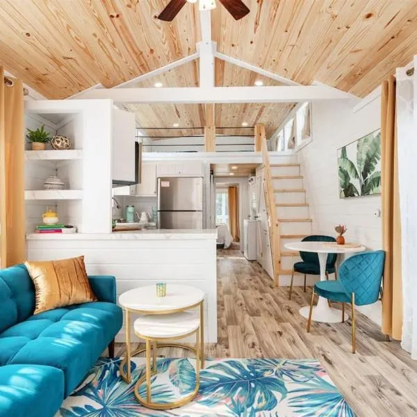 7 Le Soleil Retro Tiny House, Boat Parking, Mins to Lake Guntersville, City Harbor, hotel in Guntersville