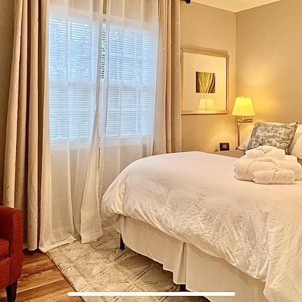 Modern 3BR Retreat, 15 Mins to ATL Airport, Fenced Yard & Free Parking, hotel v destinaci Atlanta