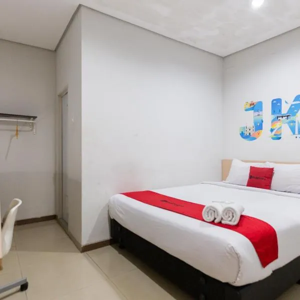 RedDoorz Plus Syariah near Mall Pondok Indah, hotel din Jakarta