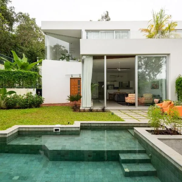 La Meira 3BHK Villas in Assagao with Private Pool, Garden, Caretaker, Kitchen & Security, hotel u gradu Vagator