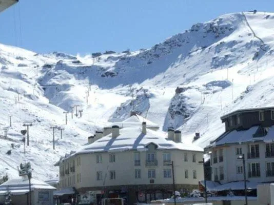 Plaza de Andalucía Edificio Salvia con vistas al Veleta, hotell sihtkohas Sierra Nevada